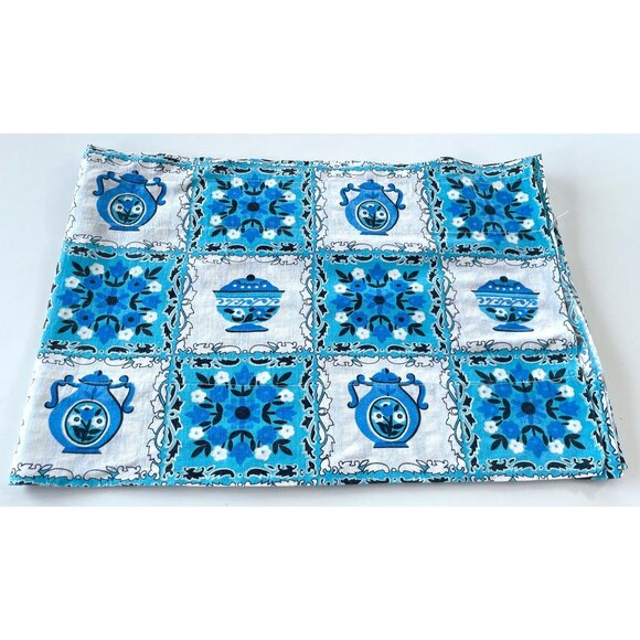 Vintage 1970s valance curtain, white blue faux patchwork, teapots & flowers - Picture 1 of 7